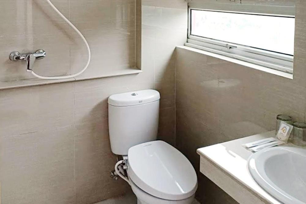 Twospaces Living At Maximus Inn Palembang Exterior foto